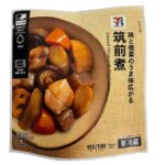 セブンイレブンの７プレミアム 筑前煮を比較する。税込価格：322円、カロリー：138kcal、1円あたりカロリー：0.43kcal/円、たんぱく質：10.7g、1円あたりたんぱく質：0.03g/円、脂質：4g、炭水化物：17.1g、糖質：12.4g、食物繊維：4.7g、食塩相当量：1.7g。鶏肉と根菜のうま味を味わえる筑前煮です。アレルギー：小麦。