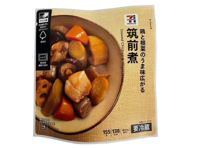 セブンイレブンの７プレミアム 筑前煮を比較する。税込価格：322円、カロリー：138kcal、1円あたりカロリー：0.43kcal/円、たんぱく質：10.7g、1円あたりたんぱく質：0.03g/円、脂質：4g、炭水化物：17.1g、糖質：12.4g、食物繊維：4.7g、食塩相当量：1.7g。鶏肉と根菜のうま味を味わえる筑前煮です。アレルギー：小麦。