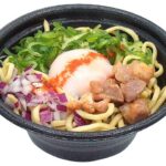 セブンイレブンのとろ～り玉子の鶏白湯まぜそばを比較する。税込価格：646円、カロリー：779kcal、1円あたりカロリー：1.21kcal/円、たんぱく質：29.5g、1円あたりたんぱく質：0.05g/円、脂質：32.7g、炭水化物：94.5g、糖質：88.6g、食物繊維：5.9g、食塩相当量：4.7g。鶏白湯を使用した濃厚タレと半熟玉子が、ちぢれ太麺に絡むまぜそばです。ダイスカットチャーシュー，青ねぎ，紫玉ねぎを盛り付け、食感の変化も楽しめる仕立てです。アレルギー：卵、乳、小麦。