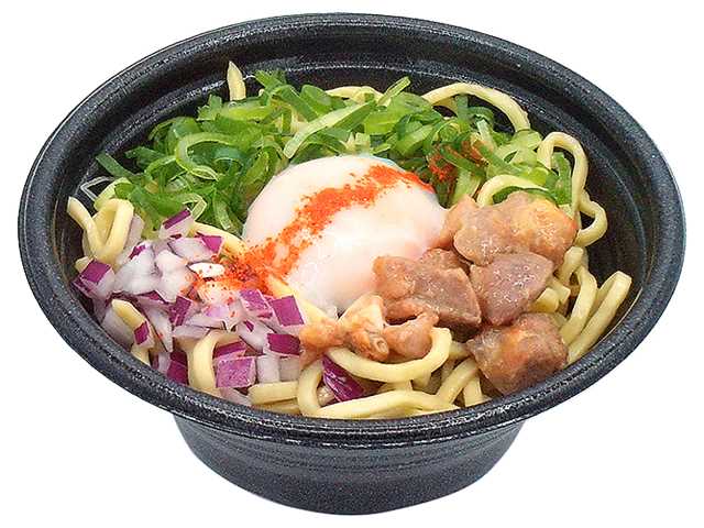 セブンイレブンのとろ～り玉子の鶏白湯まぜそばを比較する。税込価格：646円、カロリー：779kcal、1円あたりカロリー：1.21kcal/円、たんぱく質：29.5g、1円あたりたんぱく質：0.05g/円、脂質：32.7g、炭水化物：94.5g、糖質：88.6g、食物繊維：5.9g、食塩相当量：4.7g。鶏白湯を使用した濃厚タレと半熟玉子が、ちぢれ太麺に絡むまぜそばです。ダイスカットチャーシュー，青ねぎ，紫玉ねぎを盛り付け、食感の変化も楽しめる仕立てです。アレルギー：卵、乳、小麦。