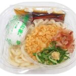 冷し温玉ぶっかけうどん焼津産かつお節添え セブンイレブン 小麦粉の風味が豊かなうどんに、半熟玉子，揚玉，青ねぎ，生姜，焼津産かつお節を盛り付けた冷たいうどんです。