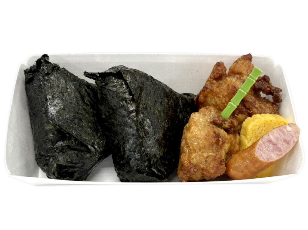 セブンイレブンの唐揚げおむすびセット（梅しそ・昆布）を比較する。税込価格：646円、カロリー：710kcal、1円あたりカロリー：1.10kcal/円、たんぱく質：26g、1円あたりたんぱく質：0.04g/円、脂質：29.8g、炭水化物：86.8g、糖質：82.1g、食物繊維：4.7g、食塩相当量：5.7g。おむすびと唐揚げをメインにした、馴染みがある組み合わせの商品です。アレルギー：卵、乳、小麦。