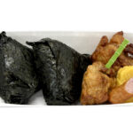 セブンイレブンの唐揚げおむすびセット（梅しそ・昆布）を比較する。税込価格：646円、カロリー：710kcal、1円あたりカロリー：1.10kcal/円、たんぱく質：26g、1円あたりたんぱく質：0.04g/円、脂質：29.8g、炭水化物：86.8g、糖質：82.1g、食物繊維：4.7g、食塩相当量：5.7g。おむすびと唐揚げをメインにした、馴染みがある組み合わせの商品です。アレルギー：卵、乳、小麦。