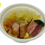 セブンイレブンの野菜とソーセージの 具だくさんポトフを比較する。税込価格：443円、カロリー：184kcal、1円あたりカロリー：0.42kcal/円、たんぱく質：12.4g、1円あたりたんぱく質：0.03g/円、脂質：9.4g、炭水化物：15g、糖質：9.7g、食物繊維：5.3g、食塩相当量：3.5g。野菜、ソーセージ、ベーコン、マカロニが入った具だくさんなポトフです。アレルギー：卵、乳、小麦。