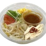 セブンイレブンのピリ辛ドレッシングのラーメンサラダを比較する。税込価格：300円、カロリー：377kcal、1円あたりカロリー：1.26kcal/円、たんぱく質：11.4g、1円あたりたんぱく質：0.04g/円、脂質：13.7g、炭水化物：53.5g、糖質：50.5g、食物繊維：3g、食塩相当量：3.4g。蒸し鶏，野菜を盛り付けたラーメンサラダです。ピリ辛ドレッシングが食欲を刺激します。アレルギー：卵、小麦。
