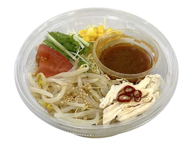 セブンイレブンのピリ辛ドレッシングのラーメンサラダを比較する。税込価格：300円、カロリー：377kcal、1円あたりカロリー：1.26kcal/円、たんぱく質：11.4g、1円あたりたんぱく質：0.04g/円、脂質：13.7g、炭水化物：53.5g、糖質：50.5g、食物繊維：3g、食塩相当量：3.4g。蒸し鶏，野菜を盛り付けたラーメンサラダです。ピリ辛ドレッシングが食欲を刺激します。アレルギー：卵、小麦。