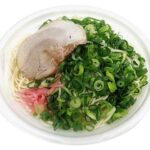 セブンイレブンの長浜ラーメンを比較する。税込価格：497円、カロリー：445kcal、1円あたりカロリー：0.90kcal/円、たんぱく質：20.8g、1円あたりたんぱく質：0.04g/円、脂質：12.9g、炭水化物：62.9g、糖質：59.9g、食物繊維：3g、食塩相当量：5.8g。豚骨の旨みを感じるスープと細麺が特長の長浜ラーメンです。アレルギー：卵、乳、小麦。