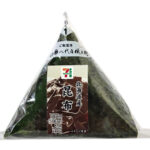 セブンイレブンの手巻おにぎり 北海道産昆布を比較する。税込価格：197円、カロリー：176kcal、1円あたりカロリー：0.90kcal/円、たんぱく質：3.3g、1円あたりたんぱく質：0.02g/円、脂質：1.4g、炭水化物：38.7g、糖質：36.5g、食物繊維：2.2g、食塩相当量：1g。たまり醤油でじっくりと炊き上げた、味わい深い昆布佃煮のおにぎりです。アレルギー：小麦。