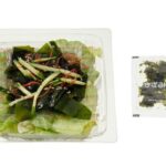 セブンイレブンの三陸産わかめとサンチュのやみつきチョレギサラダを比較する。税込価格：322円、カロリー：104kcal、1円あたりカロリー：0.32kcal/円、たんぱく質：2.5g、1円あたりたんぱく質：0.01g/円、脂質：8.5g、炭水化物：5.5g、糖質：3.2g、食物繊維：2.3g、食塩相当量：1.6g。レタス，サンチュ，三陸産の食感の良いわかめを組み合わせたサラダです。付属のにんにく＆胡麻油の旨だれや韓国のりと一緒にお召し上がりください。アレルギー：卵、乳、小麦。