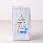 ファミリーマートの除菌ボトルウエットティシュー つめかえ用。税込価格：298円。ボトル除菌ウェットティシューのつめかえ用です。