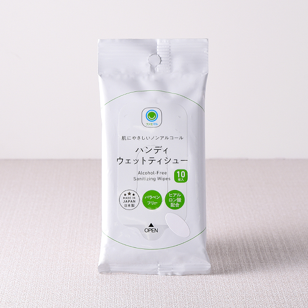 ファミリーマートのハンディウェットティシュー。税込価格：128円。肌にやさしいノンアルコールタイプの携帯用ハンディウェットティシューです。10枚入りです。