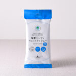 ファミリーマートの除菌ハンディウェットティシュー。税込価格：185円。アルコール配合の携帯用除菌ウェットティッシューです。12枚入りです。