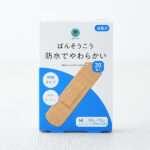 ファミリーマートのばんそうこう 防水でやわらかい Mサイズ 20枚入。税込価格：398円。防水素材で伸縮性の高いウレタン不織布素材のばんそうこうです。 Mサイズ20枚入りです。