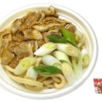 セブンイレブンの埼玉県産小麦使用 肉汁うどんを比較する。税込価格：700円、カロリー：672kcal、1円あたりカロリー：0.96kcal/円、たんぱく質：34.3g、1円あたりたんぱく質：0.05g/円、脂質：15.4g、炭水化物：102.2g、糖質：95.9g、食物繊維：6.3g、食塩相当量：6.7g。埼玉県のご当地うどん「肉汁うどん」。風味豊かで噛み応えのある太麺には、埼玉県産小麦を使用。豚肉とねぎで仕上げた地元の味わいが楽しめる一品。アレルギー：小麦。