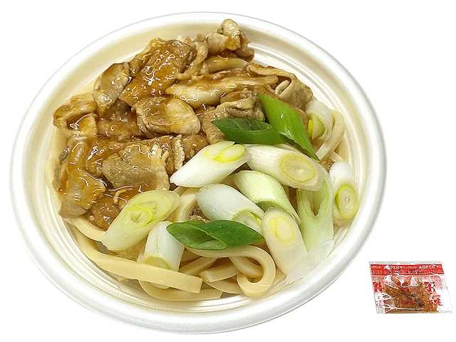 セブンイレブンの埼玉県産小麦使用 肉汁うどんを比較する。税込価格：700円、カロリー：672kcal、1円あたりカロリー：0.96kcal/円、たんぱく質：34.3g、1円あたりたんぱく質：0.05g/円、脂質：15.4g、炭水化物：102.2g、糖質：95.9g、食物繊維：6.3g、食塩相当量：6.7g。埼玉県のご当地うどん「肉汁うどん」。風味豊かで噛み応えのある太麺には、埼玉県産小麦を使用。豚肉とねぎで仕上げた地元の味わいが楽しめる一品。アレルギー：小麦。