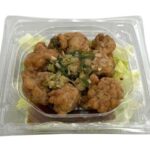 セブンイレブンの油淋鶏サラダを比較する。税込価格：430円、カロリー：279kcal、1円あたりカロリー：0.65kcal/円、たんぱく質：16.2g、1円あたりたんぱく質：0.04g/円、脂質：13.2g、炭水化物：24.8g、糖質：23g、食物繊維：1.8g、食塩相当量：3.4g。ボリュームたっぷりの油淋鶏をサラダの上にトッピングし、香味中華ドレッシングでいただく仕立てです。アレルギー：卵、小麦。