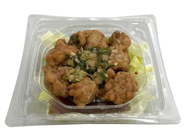 セブンイレブンの油淋鶏サラダを比較する。税込価格：430円、カロリー：279kcal、1円あたりカロリー：0.65kcal/円、たんぱく質：16.2g、1円あたりたんぱく質：0.04g/円、脂質：13.2g、炭水化物：24.8g、糖質：23g、食物繊維：1.8g、食塩相当量：3.4g。ボリュームたっぷりの油淋鶏をサラダの上にトッピングし、香味中華ドレッシングでいただく仕立てです。アレルギー：卵、小麦。