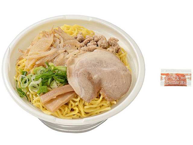セブンイレブンの札幌すみれ監修濃厚みそラーメンを比較する。税込価格：646円、カロリー：643kcal、1円あたりカロリー：1.00kcal/円、たんぱく質：25g、1円あたりたんぱく質：0.04g/円、脂質：25g、炭水化物：82.9g、糖質：76g、食物繊維：6.9g、食塩相当量：6.7g。北海道札幌市の人気ラーメン店｢すみれ｣監修商品。濃厚な味わいの味噌ラーメンです｡。アレルギー：卵、乳、小麦。