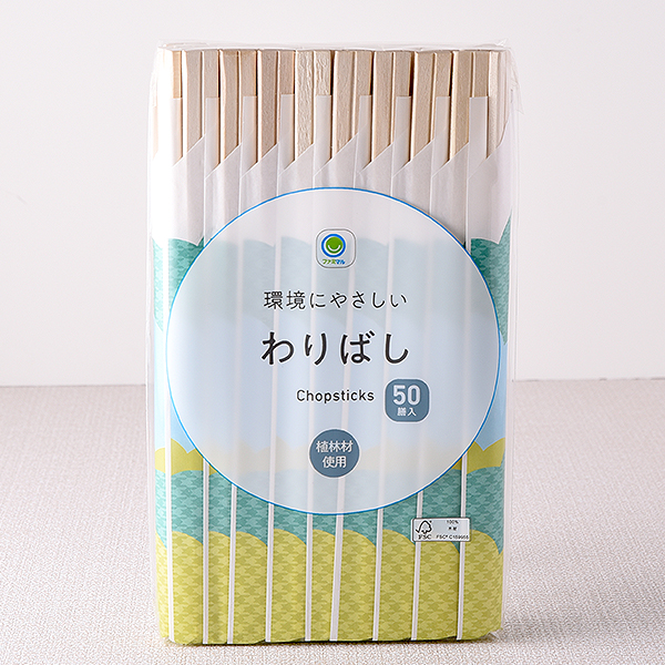 ファミリーマートのわりばし。税込価格：348円。植林材使用の環境に優しい割箸です。