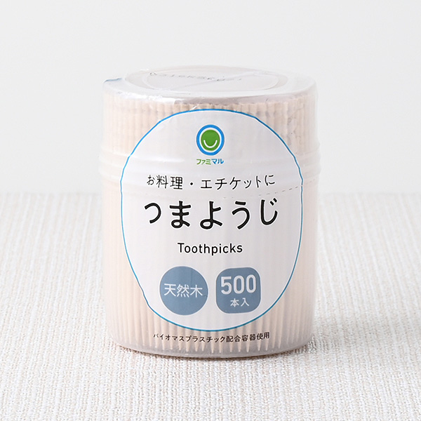 ファミリーマートのつまようじ 500本入。税込価格：198円。バイオマスプラスチック配合容器、バイオマスインキを使用しています。お料理・エチケットに使用いただけます。500本入です。