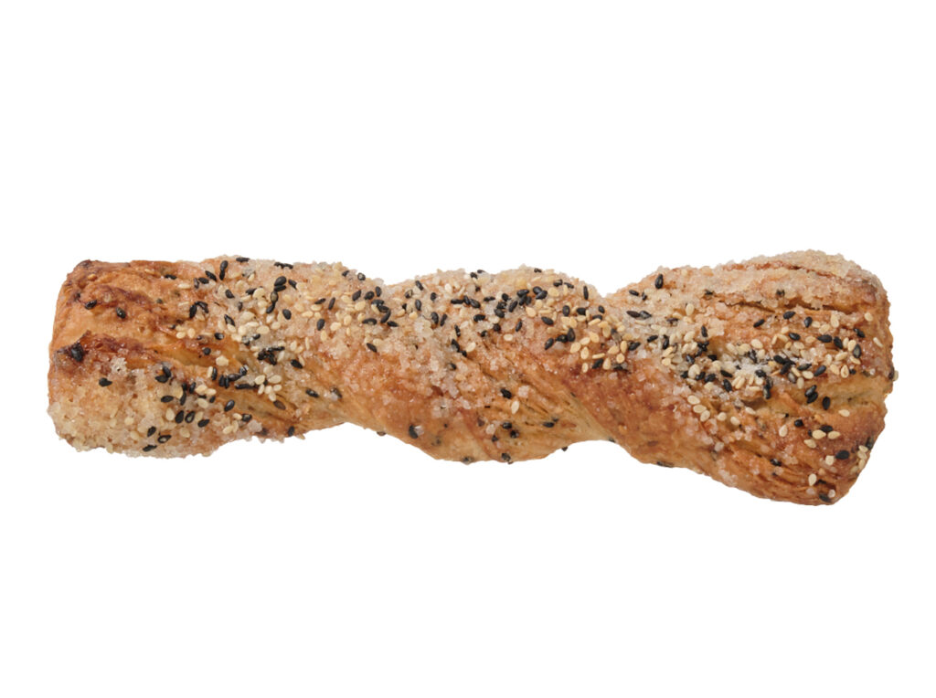 ザクっとスイートセサミ セブンイレブン 砂糖と白ごま・黒ごまをのせて焼き上げ、香ばしさと甘さが噛むたびに広がる、ザクザクとした食感のデニッシュです。