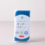 ファミリーマートのキッチンスポンジハード。税込価格：110円。ハードタイプのキッチンスポンジです。ナイロン不織布でコゲや汚れを落とします。日本製です。