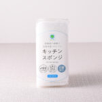 ファミリーマートのキッチンスポンジ ソフト。税込価格：110円。ソフトタイプのキッチンスポンジです。研磨剤不使用なので、食器や調理器具が傷つきにくいです。日本製です。
