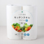 ファミリーマートのキッチンタオル。税込価格：110円。水切り、油切り、料理の下ごしらえなど、様々な用途に使用できるキッチンタオルです。ダブルエンボス加工で吸収力にも優れています。50カット、2ロール入りで日本製です。