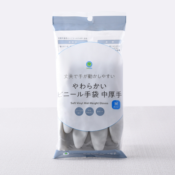 やわらかいビニール手袋　中厚手Mサイズ ファミリーマート やわらかい素材で着用後も手が動かしやすく、内側は起毛加工を施しているため、スムーズに着脱いただける商品。手のひら部分は滑り止め加工を施してグリップ力を高めた商品。また、抗菌防臭加工により気になるニオイを抑える商品。キッチンやシンクに馴染むグレーカラーで炊事用やお掃除用におすすめの商品。