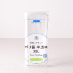 ファミリーマートのポリ袋 半透明30L。税込価格：178円。天然ライムストーン配合により、ポリエチレン100％のポリ袋と比べ、ゴミ袋製造時・燃焼時におけるCO2排出量を約20％削減しました。30Lサイズのゴミ箱に使用できます。取り出しやすくコンパクトなポリ袋です。