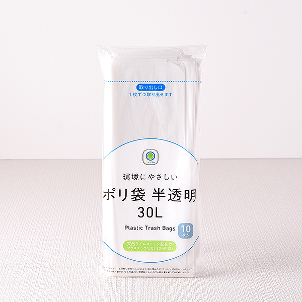 ファミリーマートのポリ袋 半透明30L。税込価格：178円。天然ライムストーン配合により、ポリエチレン100％のポリ袋と比べ、ゴミ袋製造時・燃焼時におけるCO2排出量を約20％削減しました。30Lサイズのゴミ箱に使用できます。取り出しやすくコンパクトなポリ袋です。