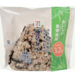 ぷちもち食感！もち麦おむすび 梅ひじき セブンイレブン プチプチした食感のもち麦と、ひじき、梅、赤しそ、ごまを混ぜ込んだおむすび。
