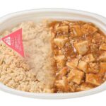 セブンイレブンの麻婆豆腐＆チャーハンを比較する。税込価格：646円、カロリー：812kcal、1円あたりカロリー：1.26kcal/円、たんぱく質：34.8g、1円あたりたんぱく質：0.05g/円、脂質：25.2g、炭水化物：115.8g、糖質：107.4g、食物繊維：8.4g、食塩相当量：10.9g。挽き肉が豆腐とよく絡む麻婆豆腐に、香ばしいチャーハンを組み合わせた食べ応えのあるお弁当です。アレルギー：卵、小麦。