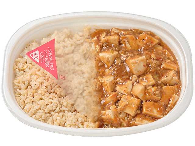 セブンイレブンの麻婆豆腐＆チャーハンを比較する。税込価格：646円、カロリー：812kcal、1円あたりカロリー：1.26kcal/円、たんぱく質：34.8g、1円あたりたんぱく質：0.05g/円、脂質：25.2g、炭水化物：115.8g、糖質：107.4g、食物繊維：8.4g、食塩相当量：10.9g。挽き肉が豆腐とよく絡む麻婆豆腐に、香ばしいチャーハンを組み合わせた食べ応えのあるお弁当です。アレルギー：卵、小麦。