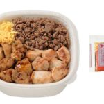 セブンイレブンの炭火焼き鳥丼 もも・むねを比較する。税込価格：700円、カロリー：628kcal、1円あたりカロリー：0.90kcal/円、たんぱく質：46.4g、1円あたりたんぱく質：0.07g/円、脂質：15.3g、炭水化物：77.8g、糖質：74.3g、食物繊維：3.5g、食塩相当量：4g。むね肉ともも肉の２種の焼き鳥と、鶏そぼろ，たまごそぼろが楽しめる仕立てです。アレルギー：卵、小麦。