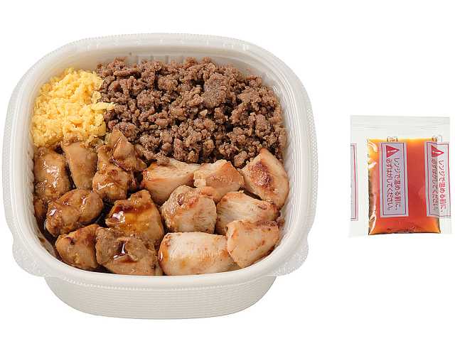 セブンイレブンの炭火焼き鳥丼 もも・むねを比較する。税込価格：700円、カロリー：628kcal、1円あたりカロリー：0.90kcal/円、たんぱく質：46.4g、1円あたりたんぱく質：0.07g/円、脂質：15.3g、炭水化物：77.8g、糖質：74.3g、食物繊維：3.5g、食塩相当量：4g。むね肉ともも肉の２種の焼き鳥と、鶏そぼろ，たまごそぼろが楽しめる仕立てです。アレルギー：卵、小麦。