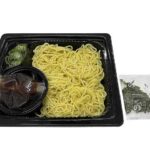 セブンイレブンの和風だしの旨み ざるらーめんを比較する。税込価格：400円、カロリー：348kcal、1円あたりカロリー：0.87kcal/円、たんぱく質：9.5g、1円あたりたんぱく質：0.02g/円、脂質：5.2g、炭水化物：68.4g、糖質：63.4g、食物繊維：5g、食塩相当量：3g。畜肉と和風だしのWスープでさっぱりと食べられる「ざるらーめん」です。アレルギー：卵、小麦。