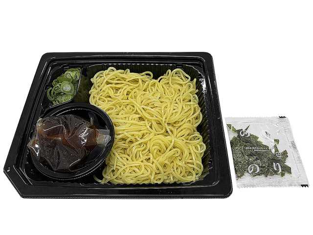 セブンイレブンの和風だしの旨み ざるらーめんを比較する。税込価格：400円、カロリー：348kcal、1円あたりカロリー：0.87kcal/円、たんぱく質：9.5g、1円あたりたんぱく質：0.02g/円、脂質：5.2g、炭水化物：68.4g、糖質：63.4g、食物繊維：5g、食塩相当量：3g。畜肉と和風だしのWスープでさっぱりと食べられる「ざるらーめん」です。アレルギー：卵、小麦。