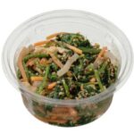 セブンイレブンの緑黄色野菜がとれる ほうれん草の胡麻和えを比較する。税込価格：235円、カロリー：146kcal、1円あたりカロリー：0.62kcal/円、たんぱく質：5.4g、1円あたりたんぱく質：0.02g/円、脂質：9.8g、炭水化物：11.5g、糖質：6.6g、食物繊維：4.9g、食塩相当量：1.5g。ほうれん草、人参等を使用した緑黄色野菜がとれる胡麻和えです。コクのある練りごまと香りの良いいりごま、すりごまを旨みのあるだしと組み合わせて風味良く仕上げました。アレルギー：乳。