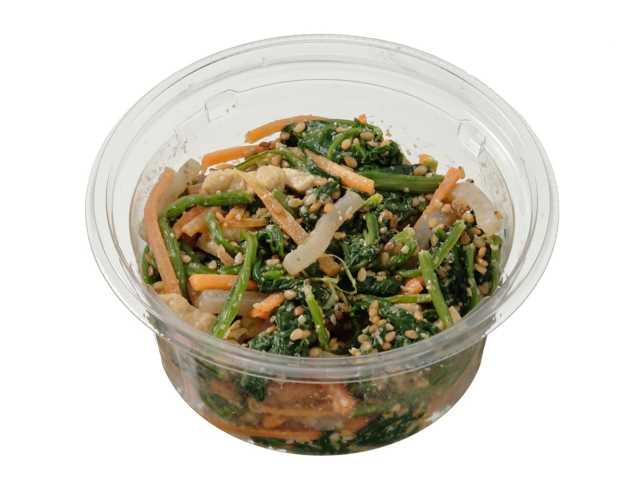 セブンイレブンの緑黄色野菜がとれる ほうれん草の胡麻和えを比較する。税込価格：235円、カロリー：146kcal、1円あたりカロリー：0.62kcal/円、たんぱく質：5.4g、1円あたりたんぱく質：0.02g/円、脂質：9.8g、炭水化物：11.5g、糖質：6.6g、食物繊維：4.9g、食塩相当量：1.5g。ほうれん草、人参等を使用した緑黄色野菜がとれる胡麻和えです。コクのある練りごまと香りの良いいりごま、すりごまを旨みのあるだしと組み合わせて風味良く仕上げました。アレルギー：乳。