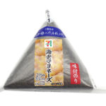 セブンイレブンの味付のり海老マヨネーズを比較する。税込価格：232円、カロリー：251kcal、1円あたりカロリー：1.08kcal/円、たんぱく質：4.2g、1円あたりたんぱく質：0.02g/円、脂質：9.7g、炭水化物：37.5g、糖質：35.7g、食物繊維：1.8g、食塩相当量：1.3g。海老とマヨネーズを組み合わせた海老マヨネーズおにぎりです。アレルギー：卵、乳、小麦、えび。