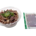 セブンイレブンのポン酢で食べる砂ずりと玉ねぎを比較する。税込価格：279円、カロリー：84kcal、1円あたりカロリー：0.30kcal/円、たんぱく質：14.7g、1円あたりたんぱく質：0.05g/円、脂質：2.1g、炭水化物：1.9g、糖質：1.2g、食物繊維：0.7g、食塩相当量：2.1g。コリコリ食感の砂ずりと玉ねぎを、ポン酢でさっぱりと食べられる商品です。アレルギー：小麦。