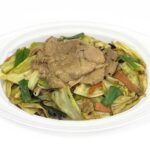 セブンイレブンの香ばし炒めのコク旨 野菜炒めを比較する。税込価格：538円、カロリー：311kcal、1円あたりカロリー：0.58kcal/円、たんぱく質：15.3g、1円あたりたんぱく質：0.03g/円、脂質：15.3g、炭水化物：32.2g、糖質：23.7g、食物繊維：8.5g、食塩相当量：4.9g。鉄鍋で炒めた香ばしい野菜炒めを香味野菜やオイスターソースなどを加えた醤油だれで味付けしました。アレルギー：小麦。
