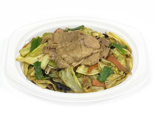 セブンイレブンの香ばし炒めのコク旨 野菜炒めを比較する。税込価格：538円、カロリー：311kcal、1円あたりカロリー：0.58kcal/円、たんぱく質：15.3g、1円あたりたんぱく質：0.03g/円、脂質：15.3g、炭水化物：32.2g、糖質：23.7g、食物繊維：8.5g、食塩相当量：4.9g。鉄鍋で炒めた香ばしい野菜炒めを香味野菜やオイスターソースなどを加えた醤油だれで味付けしました。アレルギー：小麦。