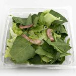 セブンイレブンのやわらかほうれん草と２種レタスのミックスサラダを比較する。税込価格：289円、カロリー：21kcal、1円あたりカロリー：0.07kcal/円、たんぱく質：2.3g、1円あたりたんぱく質：0.01g/円、脂質：1g、炭水化物：1g、糖質：0.2g、食物繊維：0.8g、食塩相当量：0.2g。やわらかいほうれん草にフリルレタスやレタスを組み合わせたサラダです。お好みのドレッシング（別売）でお召し上がりください。アレルギー：乳。