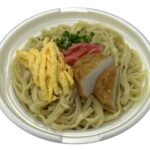 セブンイレブンのかつお香る 沖縄そばを比較する。税込価格：430円、カロリー：355kcal、1円あたりカロリー：0.83kcal/円、たんぱく質：13.7g、1円あたりたんぱく質：0.03g/円、脂質：3.9g、炭水化物：67.4g、糖質：65g、食物繊維：2.4g、食塩相当量：5.3g。だしの配合を見直し、かつお風味がより感じられるように仕上げた沖縄そばです。アレルギー：卵、乳、小麦。