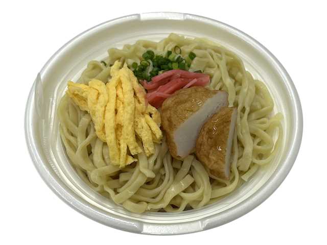 セブンイレブンのかつお香る 沖縄そばを比較する。税込価格：430円、カロリー：355kcal、1円あたりカロリー：0.83kcal/円、たんぱく質：13.7g、1円あたりたんぱく質：0.03g/円、脂質：3.9g、炭水化物：67.4g、糖質：65g、食物繊維：2.4g、食塩相当量：5.3g。だしの配合を見直し、かつお風味がより感じられるように仕上げた沖縄そばです。アレルギー：卵、乳、小麦。