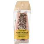 セブンイレブンのよくばりサンド チョコチップ＆ホイップ。税込価格：214円、カロリー：265kcal、たんぱく質：3.5g、脂質：17.6g、炭水化物：23.5g、糖質：22.7g、食物繊維：0.8g、食塩相当量：0.3g。手軽に手に取れる１組のホイップサンドです。表面には削りチョコ、中にはチョコチップが入っていて食感が良い仕立てです。アレルギー：卵、乳、小麦。