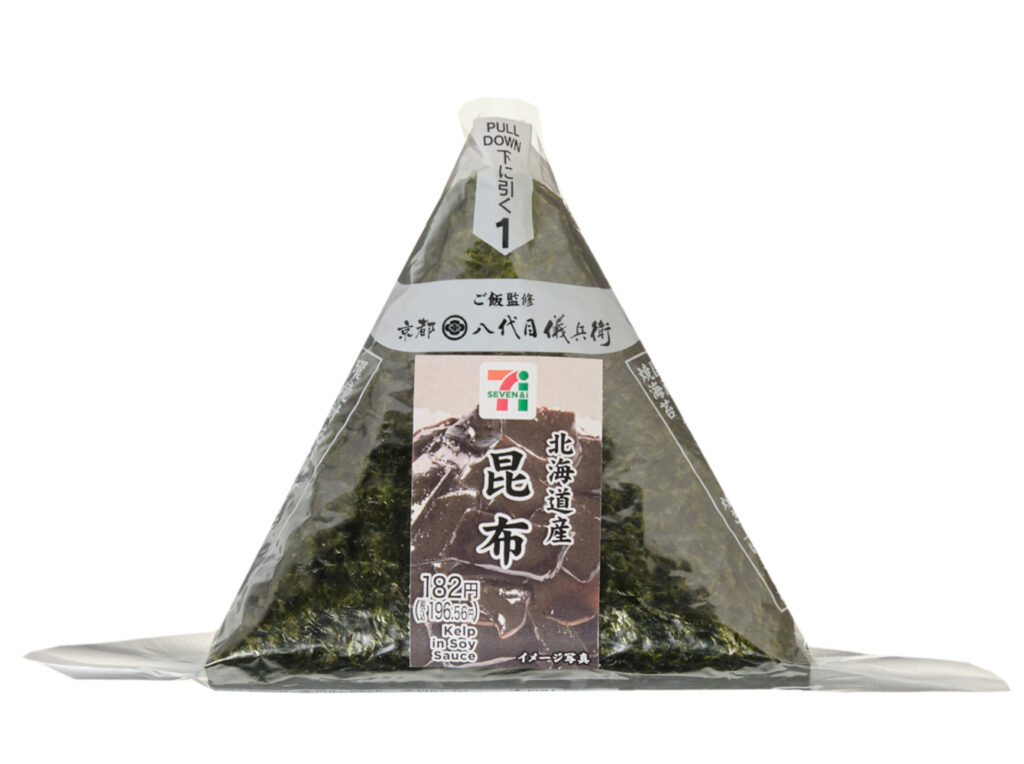 セブンイレブンの手巻おにぎり 北海道産昆布を比較する。税込価格：197円、カロリー：171kcal、1円あたりカロリー：0.87kcal/円、たんぱく質：3.3g、1円あたりたんぱく質：0.02g/円、脂質：0.8g、炭水化物：38.7g、糖質：36.4g、食物繊維：2.3g、食塩相当量：1.1g。旨み豊かに仕上げた北海道産昆布佃煮を中具にした、パリッとした海苔を巻いて食べる手巻おにぎりです。アレルギー：小麦。