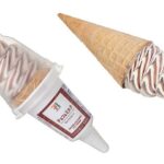 セブンイレブンの７プレミアム ワッフルコーン チョコ＆ミルクを比較する。税込価格：300円、カロリー：291kcal、1円あたりカロリー：0.97kcal/円、たんぱく質：4.4g、1円あたりたんぱく質：0.01g/円、脂質：11.7g、炭水化物：42.3g、糖質：40.7g、食物繊維：1.6g、食塩相当量：0.3g。原材料高騰に伴い、品質向上し売価を２６８円（税抜）から２７８円（税抜）に変更します。ビター感を引き立たせた濃厚なカカオの味わいが楽しめる仕立てに改良しました。アレルギー：卵、乳、小麦。